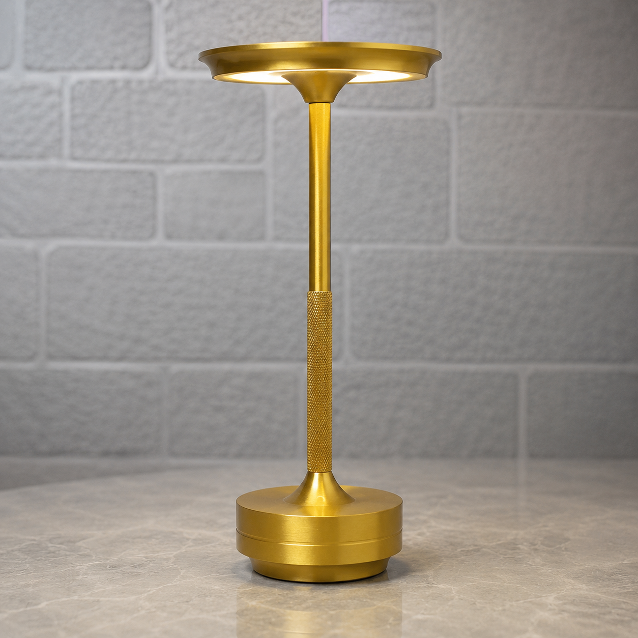 lampe de table sans fil dorée allumée sur table