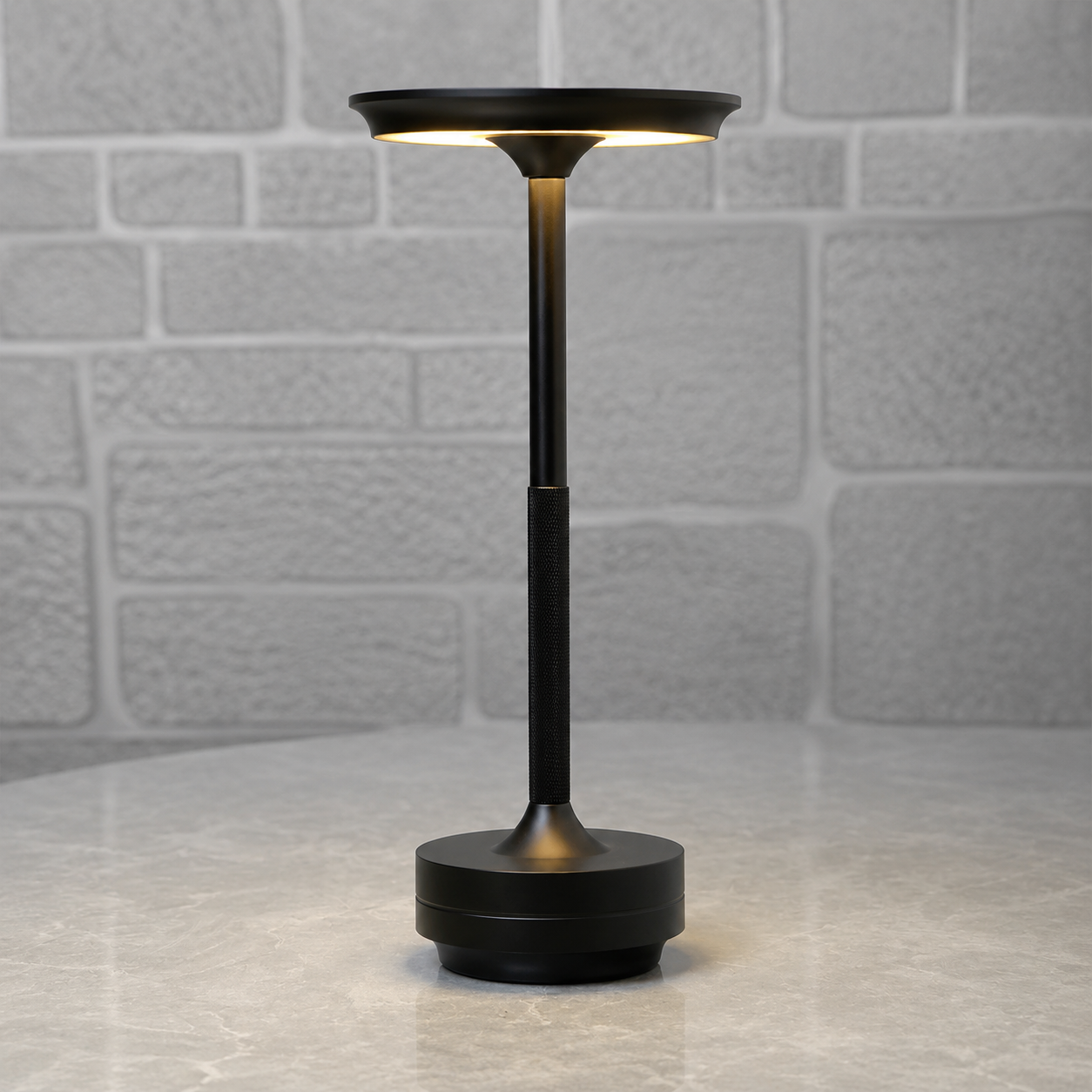 lampe de table sans fil noire allumée sur table