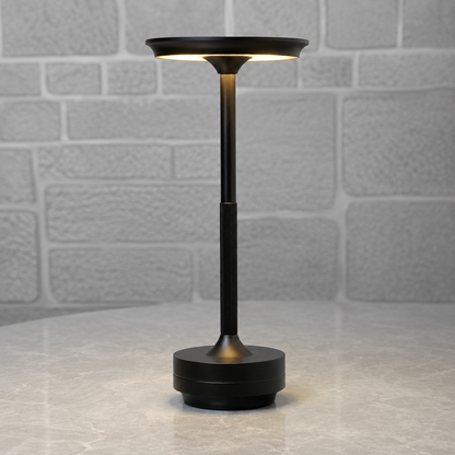 lampe de table sans fil noire allumée sur table