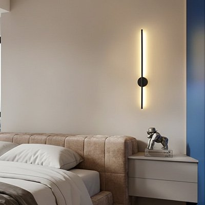 Applique murale led au dessus d'une table de chevet