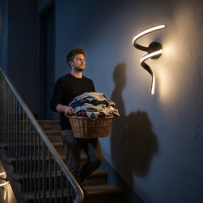 Applique murale escalier noire avec homme portant panier à linge