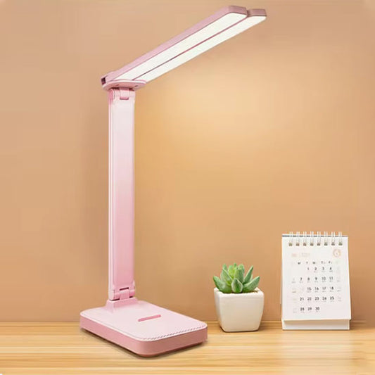 lampes de bureau roses sur un bureau moderne