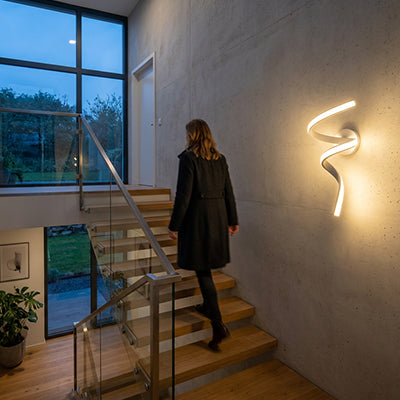 Applique murale escalier blanche femme montant marches modernes