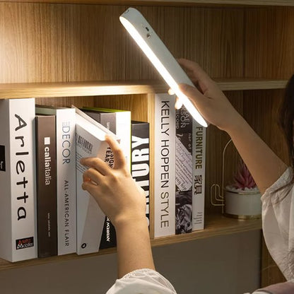 femme éclaire bibliothèque avec une lampe de bureau sans fil