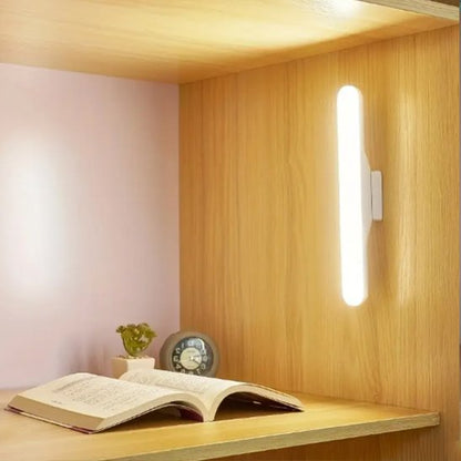 Lampe de bureau sans fil accrochée à une étagère