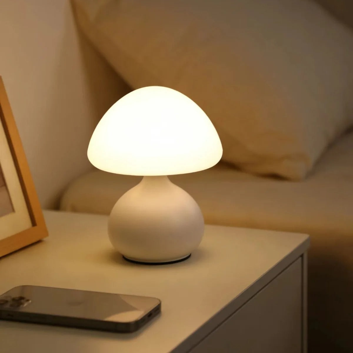 lampe de table design champignon dans une chambre