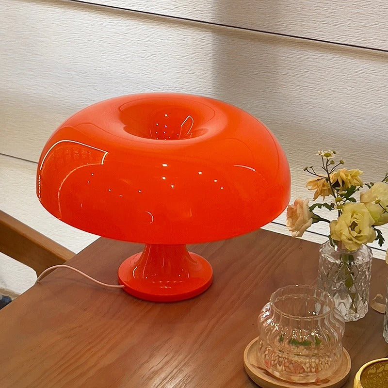 lampe champignon orange sur une table à manger