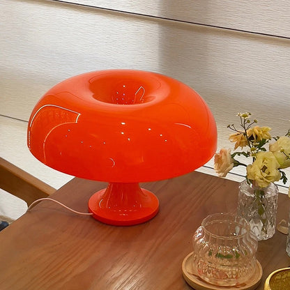 lampe champignon orange sur une table à manger