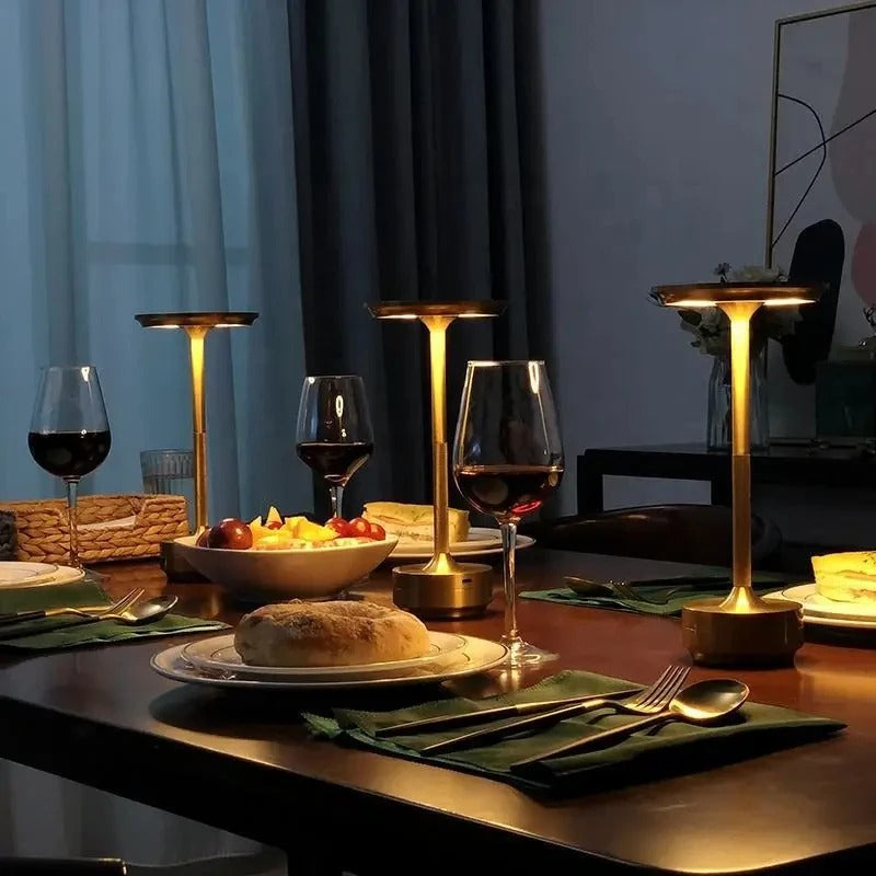 lampe de table sans fil sur table à manger