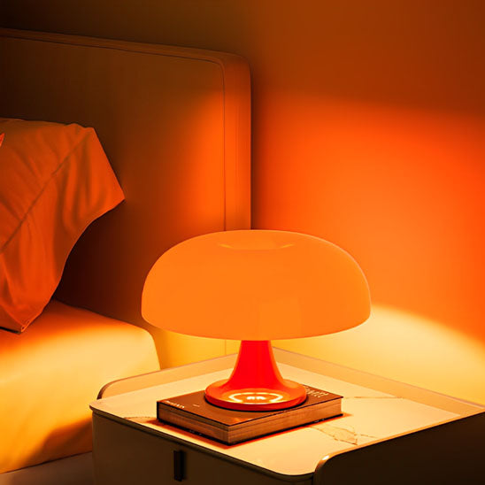 lampe champignon orange sur un livre dans une chambre